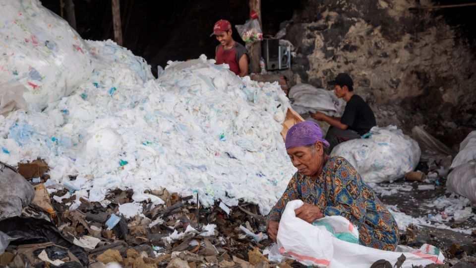 Indonésie je zaplavená odpadem. Končí na obří skládce i v pecích