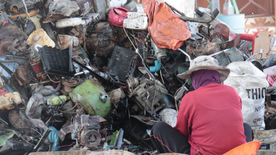 Vysoké hladiny nebezpečné látky v krvi recyklačních dělníků: Vědci a vědkyně z Česka pomohli prokázat toxické znečištění z plastů v Thajsku