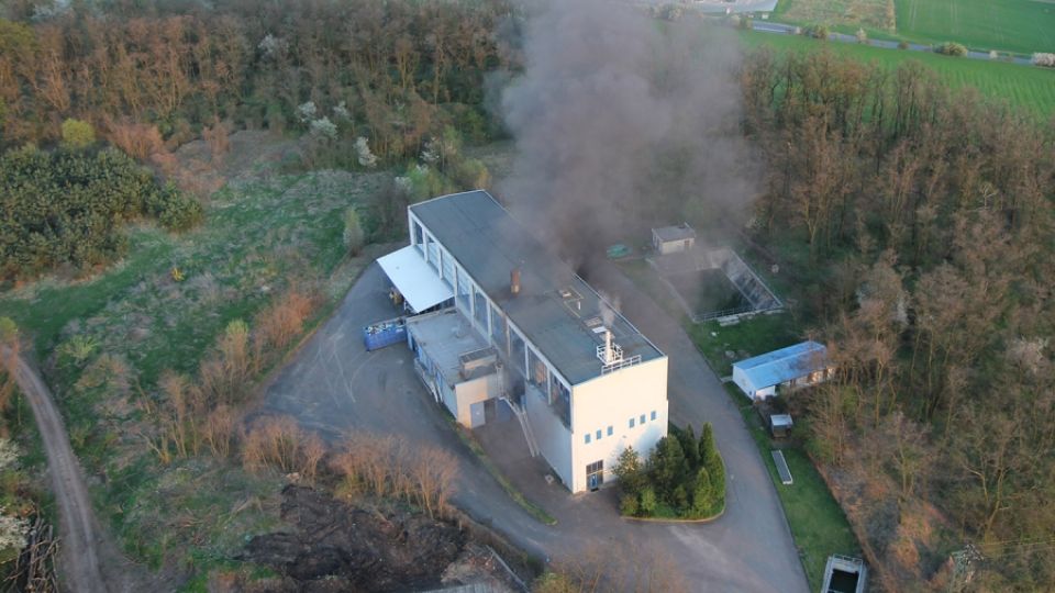 Temný dým stoupal ze spalovny nebezpečných odpadů v Lysé nad Labem 