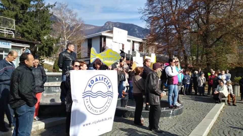 Obyvatelé Kruščice svolali pokojný protest proti kontroverzním přehradám