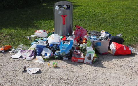 Recyklace není samospásná, nejlepší odpad je ten, který nevznikne.  Nová publikace “Jak na odpady v Praze” je plná faktů, mýtů, rad a triků nejen pro Pražany