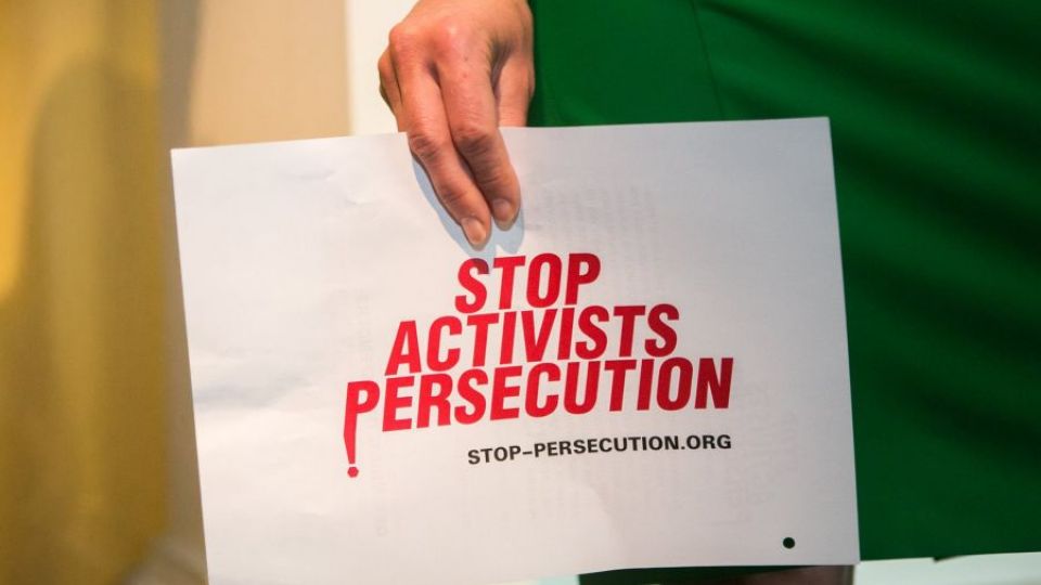 Schůzka stran mezinárodní úmluvy vyzývá k silnější ochraně ekologů a viní Bělorusko z jejich pronásledování