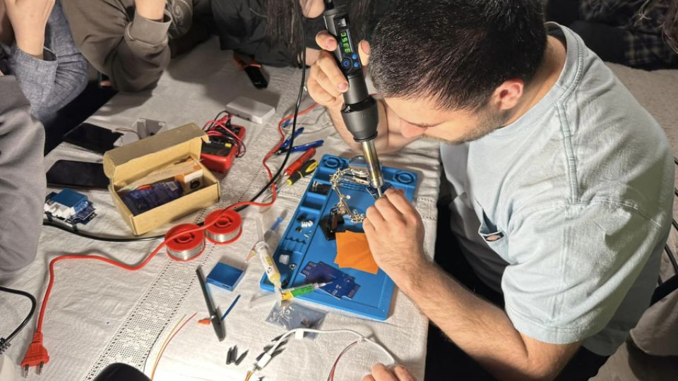 Gruzínští dobrovolníci vyrábějí levné a efektivní stanice pro občanský monitoring ovzduší