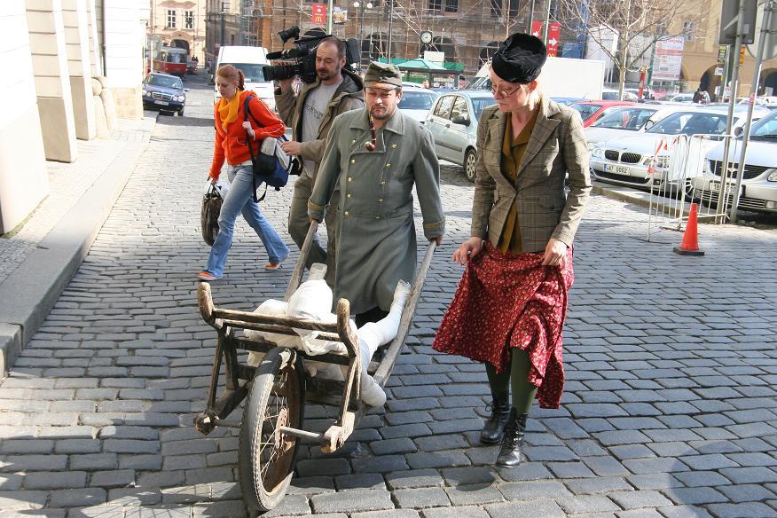 The cart with IRZetka approaching the Parliament.jpg