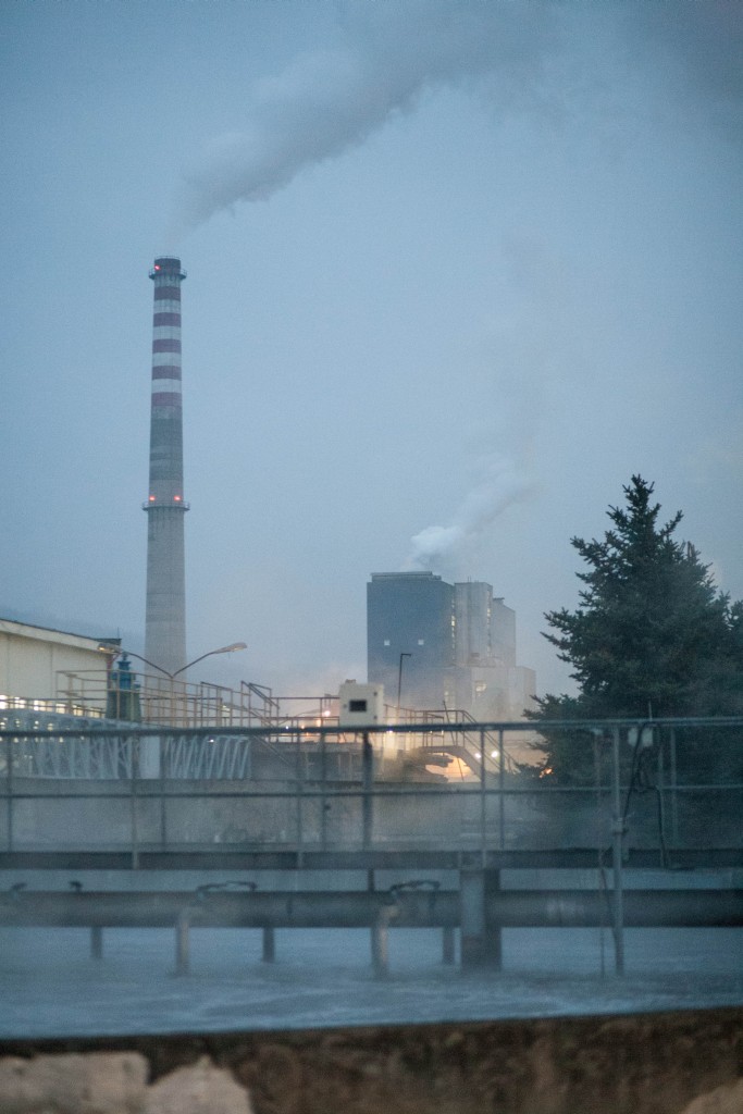 Ve městě Maglaj je největším znečišťovatelem celulózka Natran. Na město se snáší nejen emise z elektrárny, obyvatele trápí i silný zápach sirovodíku a čpavku z aktivačních nádrží.