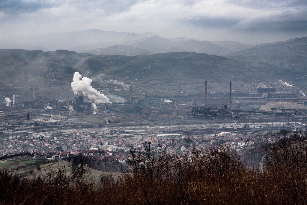 Ocelárny Mittal Steel jsou dominantou stopadesátitisícového města. Díky jeho poloze v údolí řeky Bosny se zde prakticky neustále drží smog z komínů. V době silných inverzí provozuje kanton bezplatnou autobusovou linku na necelých tisíc metrů vysokou horu Smetovi, aby se mohli lidé nadýchat čerstvého vzduchu.